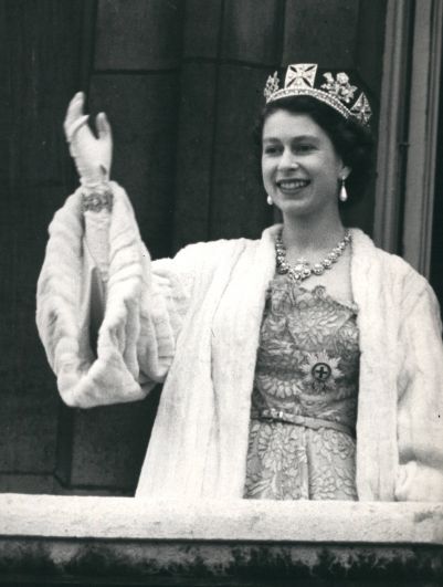 Елизавета II приветствует с балкона Букингемского дворца. Лондон, Великобритания. 1960 год