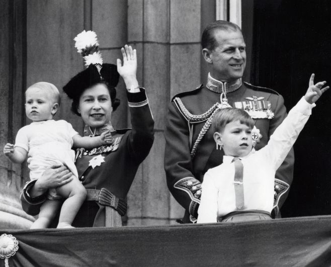 Елизавета II, принц Филипп с детьми (принцы Эндрю и Эдвард). Лондон, Великобритания. 12 июня 1965 года.