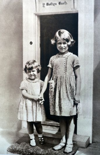 Елизавета II и её младшая сестра принцесса Маргарет 