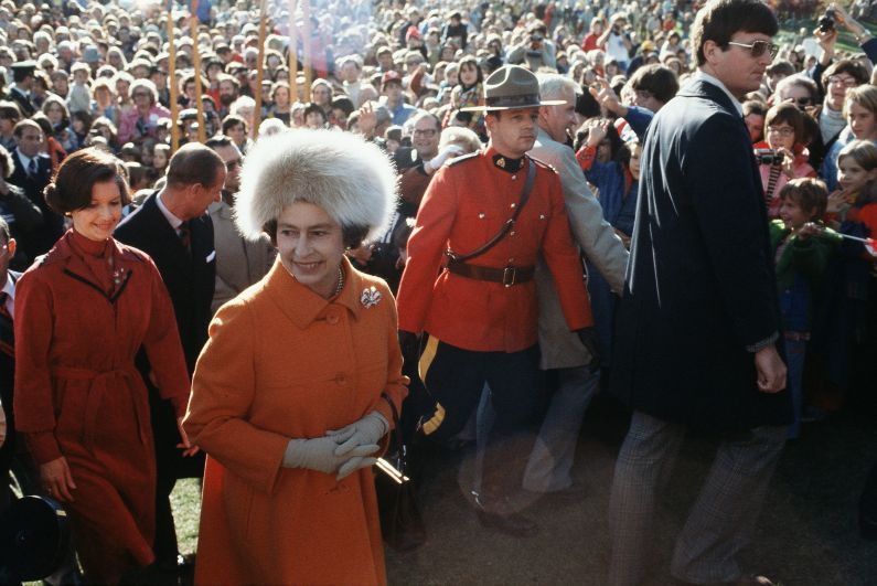 Елизавета II на озере Доу в Оттаве, куда она отправилась посмотреть регату Silver Jubilee. 15 октября 1977 года