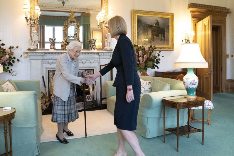 Елизавета II и премьер Великобритании Лиз Трасс в загородной резиденции Балморал, 6 сентября 2022 года