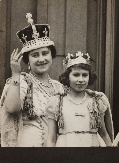 Королева Елизавета с принцессой Елизаветой, 1937 год.