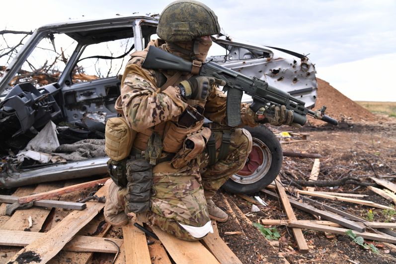 Боец ЧВК «Вагнер» проводит наступление на окраине Бахмута в Донецкой области.