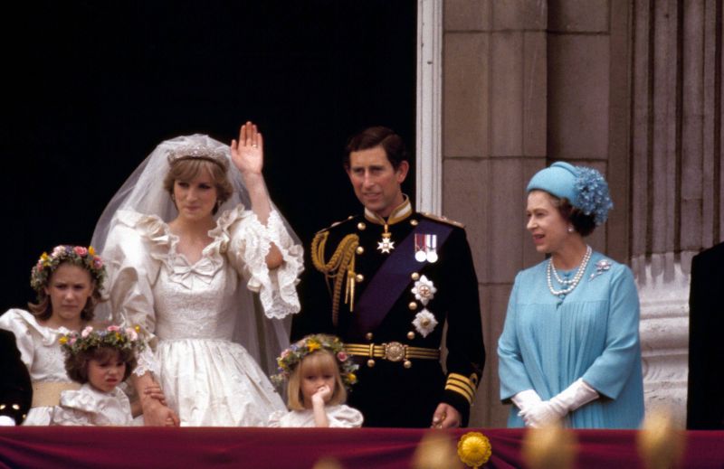 Принц Чарльз и Диана позируют с королевой Елизаветой II в Букингемском дворце, 1981 год