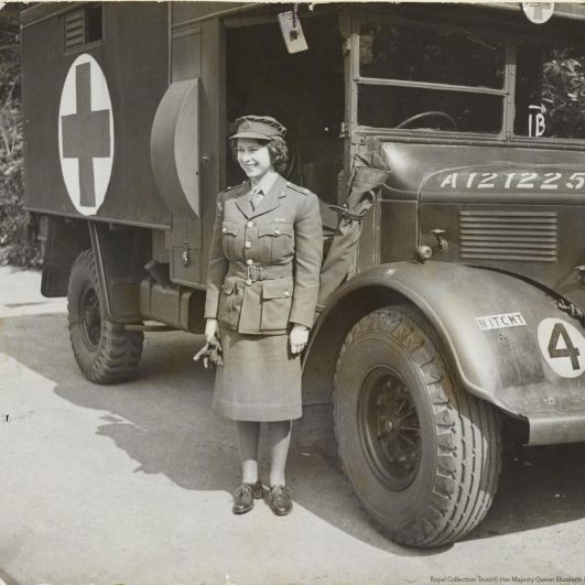 В феврале 1945 года Елизавета вступила в «Вспомогательную территориальную службу» — женские отряды самообороны — и прошла подготовку как механик-водитель санитарного автомобиля, получив воинское звание лейтенанта.