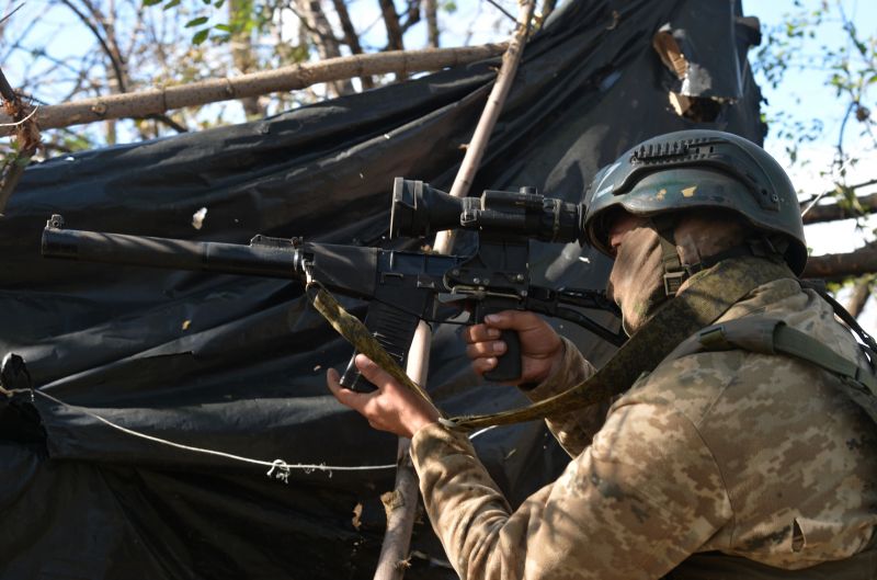Боец ЧВК «Вагнер» на позиции в районе Бахмута Донецкой области.