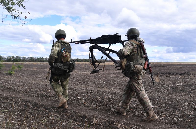 Бойцы ЧВК «Вагнер» передвигаются на позиции по окраине Бахмута в Донецкой области.