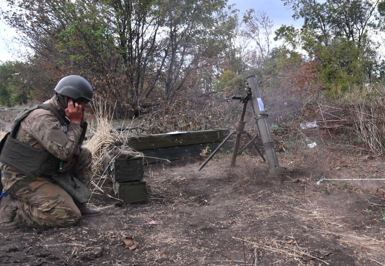 Бойцы артиллерийского расчета ЧВК «Вагнер» обстреливают из миномета 120 мм позиции ВСУ рядом с Бахмутом в Донецкой области.