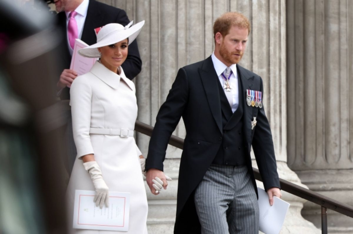 Принц Гарри едет к заболевшей королеве в Балморал без Меган Маркл  СМИ