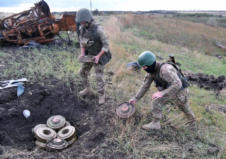 Сапёры ЧВК «Вагнер» укладывают мины ТМ-62М для подрыва на поле в районе Бахмута в Донецкой области.