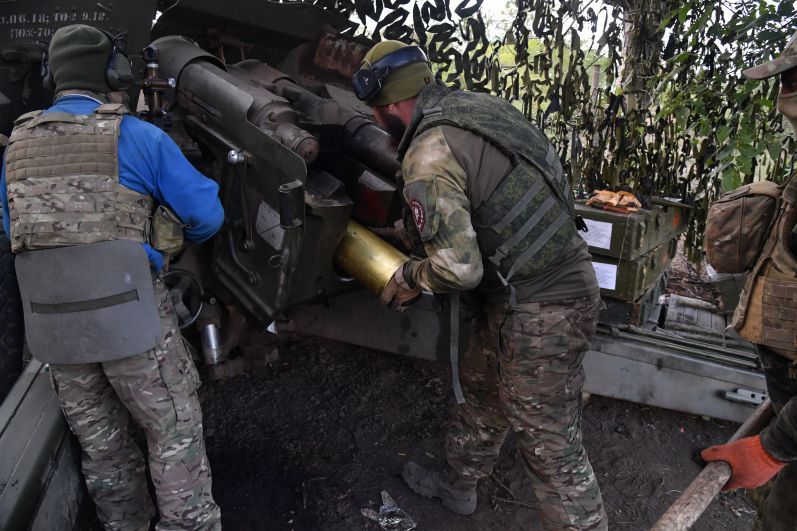 Бойцы артиллерийского расчета ЧВК «Вагнер» стреляют из гаубицы Д20 калибра 152 мм по позициям ВСУ рядом с Бахмутом в Донецкой области.