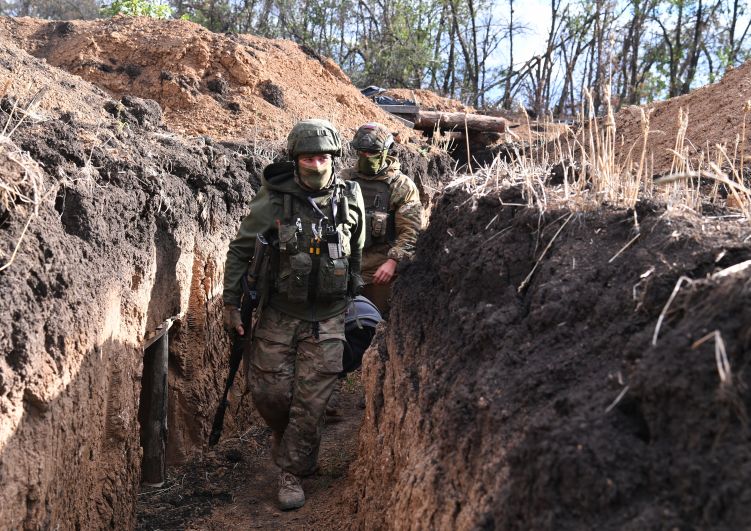 Бойцы ЧВК «Вагнер» в окопах на позициях около Бахмута в Донецкой области.