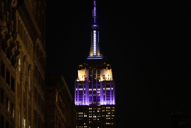 Небоскреб Эмпайр-стейт-билдинг в Нью-Йорке подсветили в память о королеве Великобритании Елизаветы II