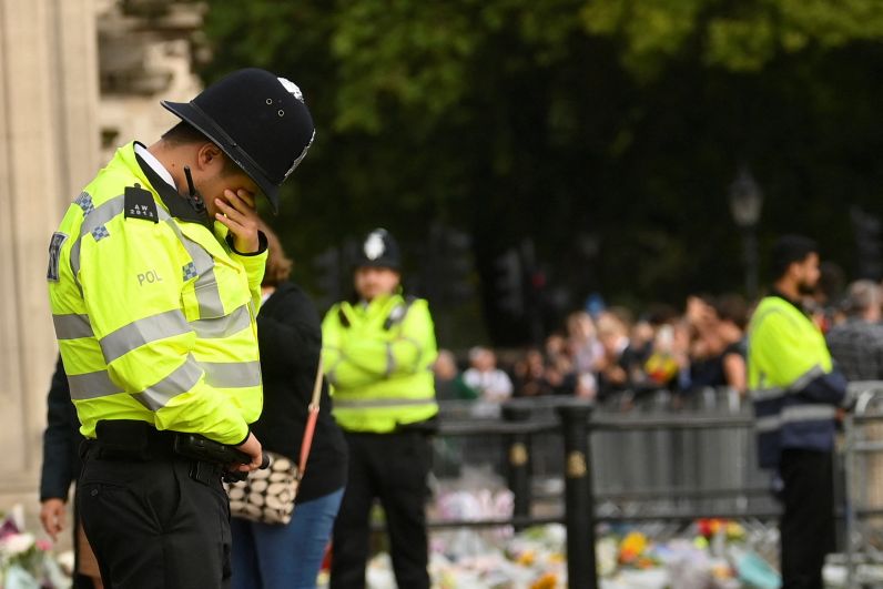 Полицейские у ворот Букингемского дворца в Лондоне