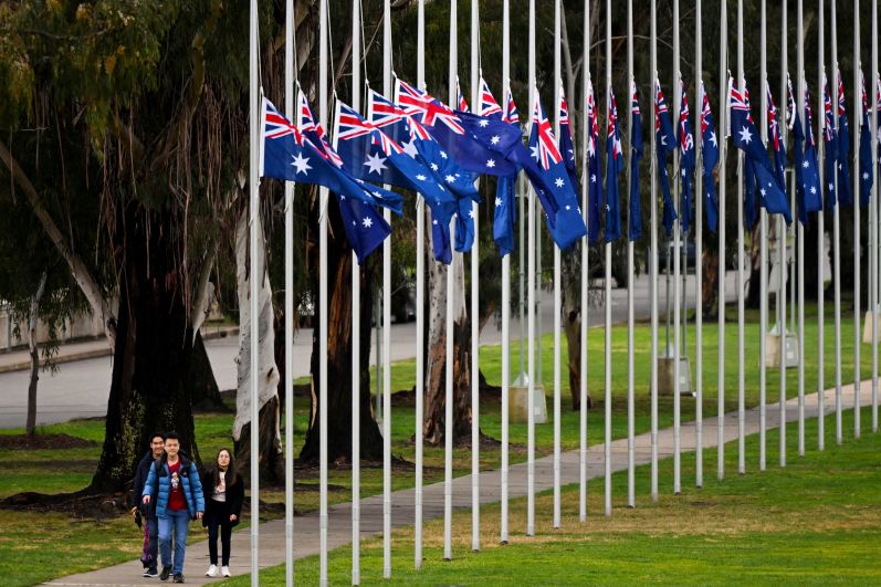 Флаги возле здания парламента в Канберре (Австралия) приспущены в память о Елизавете II