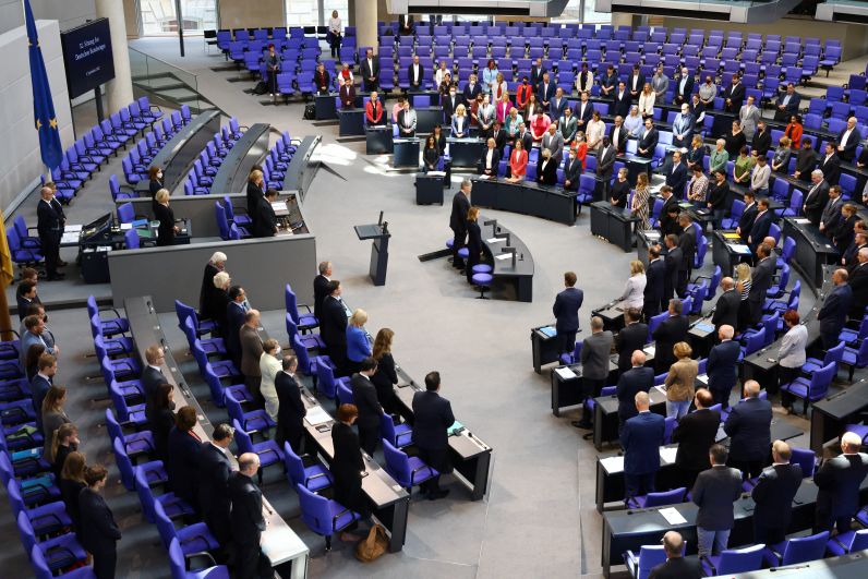 Бундестаг (парламент ФРГ) прервал дебаты 8 сентября вечером, чтобы почтить память Елизаветы II минутой молчания