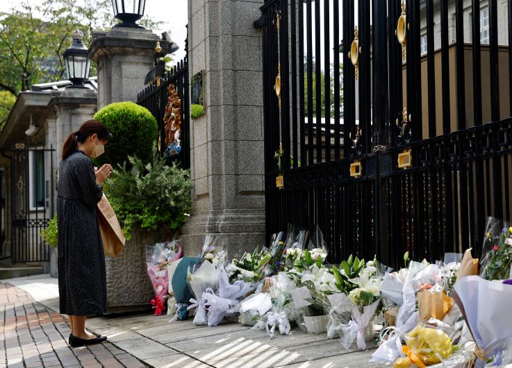 Цветы в память о королеве Елизавете II у здания посольства Великобритании в Токио