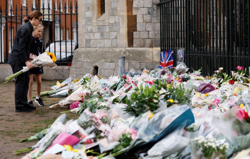 Британцы несут цветы к Виндзорскому замку в память о Елизавете II