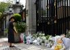 Цветы в память о королеве Елизавете II у здания посольства Великобритании в Токио
