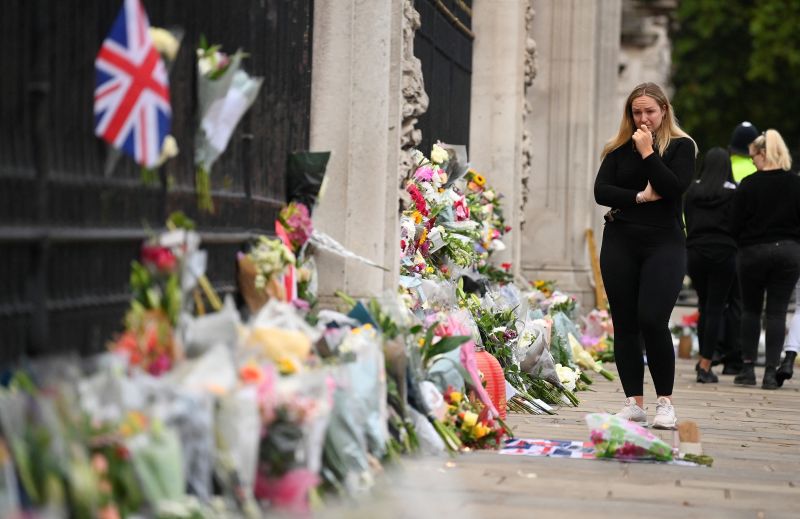 Британцы несут цветы к Букингемскому дворцу в память о Елизавете II, 9 сентября 2022 года