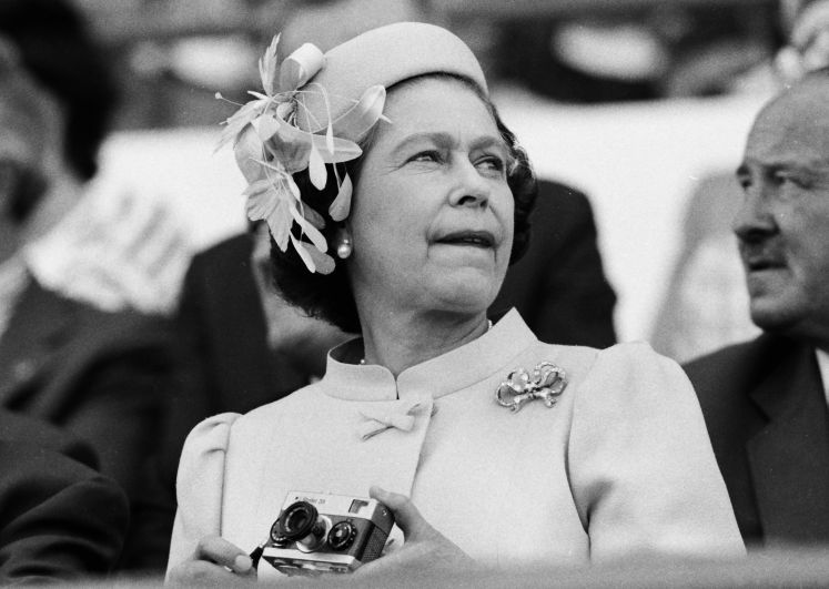 Елизавета II с фотоаппаратом на стадионе Queen Elizabeth II Stadium в Новой Зеландии, 1982 год 