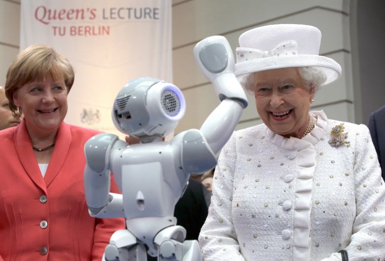 Робот приветствует Елизавету II в Техническом университете в Берлине, 2015 год. Слева: Ангела Меркель 