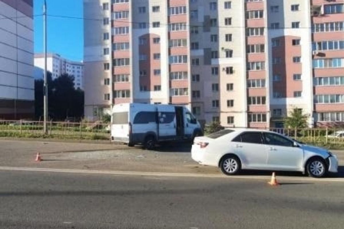 В Советском районе Брянска столкнулись Тойота и микроавтобус Пежо