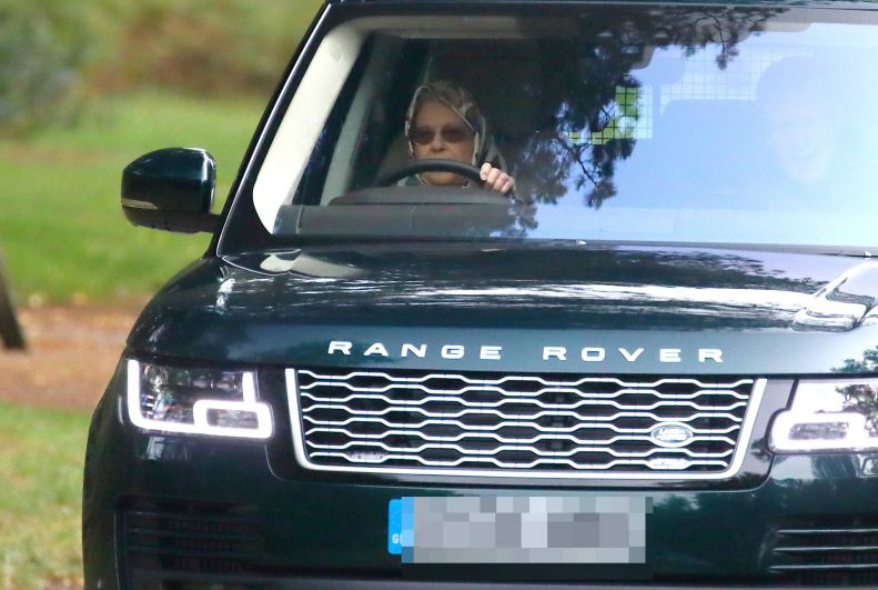 Королева Елизавета II за рулём автомобиля Range Rover, 2020 год