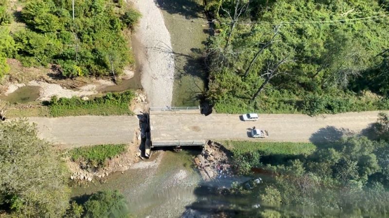 В одном из районов Приморского края стихия разрушила мост.