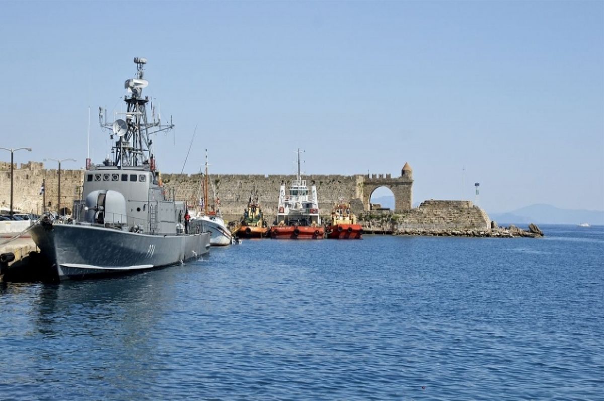 Береговая охрана Греции открыла огонь по подозрительному судну