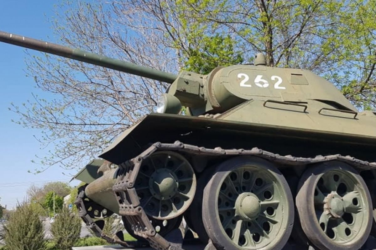 В Ленинградской области открыли танк-памятник Т-34