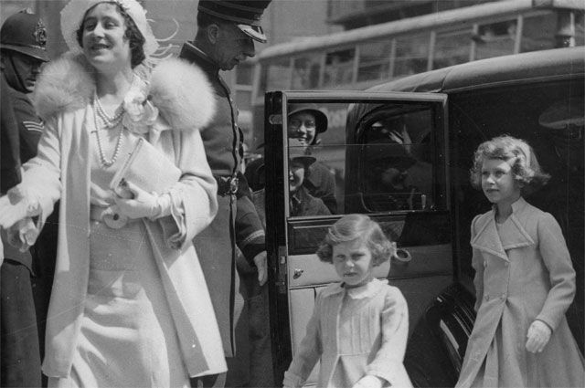 Королева Елизавета с принцессой Елизаветой и принцессой Маргарет Мэй в Лондоне, май 1935 года. 