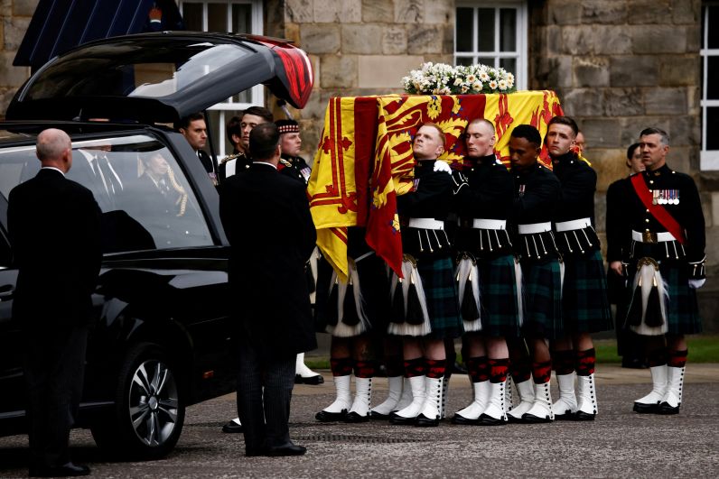 Катафалк был встречен военнослужащими Королевского полка Шотландии
