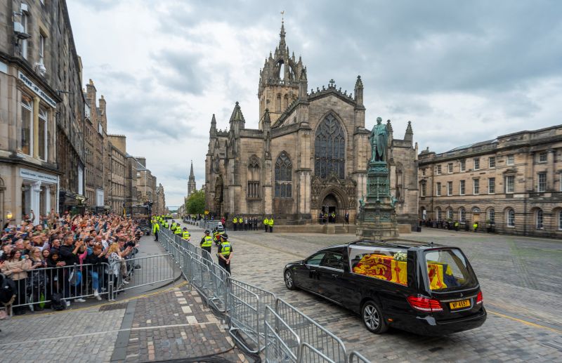 Похоронный кортеж с телом Елизаветы II прибыл в Эдинбург