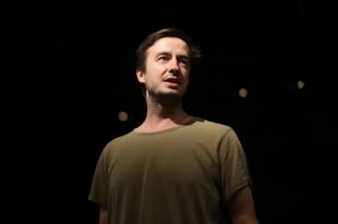 Главный режиссер театра Арсений Фогелев.