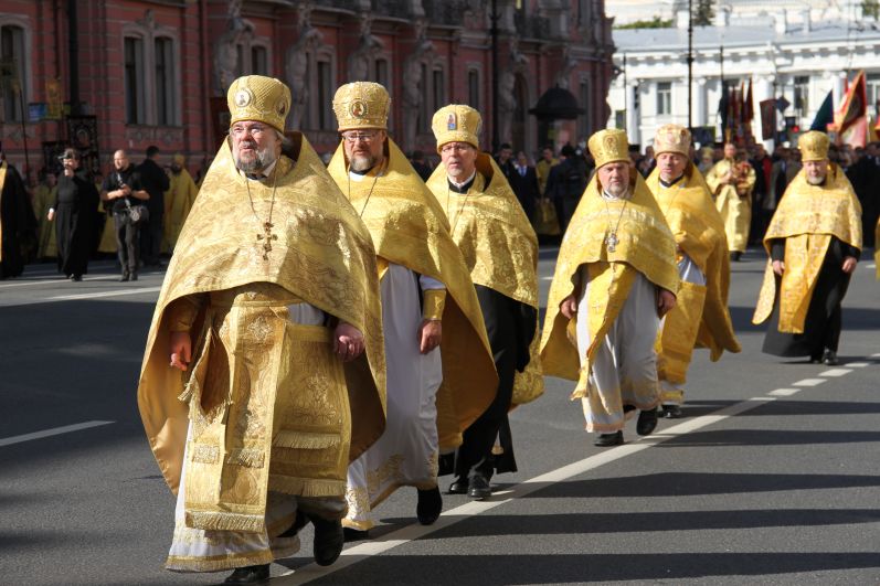 Праздничный крестный ход впервые прошел в Петербурге после начала пандемии.