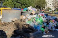 Площадку на ул. Новой Оренбурга завалили старыми контейнерами, асфальтом  и мусором.