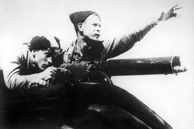 Борис Бабочкин (справа) в роли Василия Чапаева и Леонид Кмит в роли Петьки в кадре из художественного фильма «Чапаев».