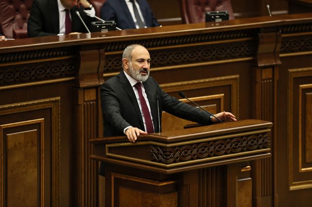 Обращение премьер-министра Армении Никола Пашиняна к парламенту после эскалации боевых действий на границе с Азербайджаном.