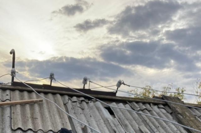 Тело на крыше: СК расследует гибель 11-летнего жителя поселка Домбаровский от удара током.