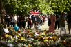 Люди продолжают возлагать цветы в Грин-парке рядом с Букингемским дворцом в Лондоне в память о королеве Елизавете II