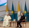 Папа Римский Франциск и президент Казахстана Касым-Жомарт Токаев (слева направо) во время встречи в Нур-Султане