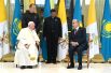 Папа Римский Франциск и президент Казахстана Касым-Жомарт Токаев (слева направо) во время встречи в Каминном зале президентского терминала