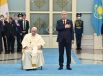 Папа Римский Франциск и президент Казахстана Касым-Жомарт Токаев (слева направо) на церемонии приветствия в президентском дворце в Нур-Султане
