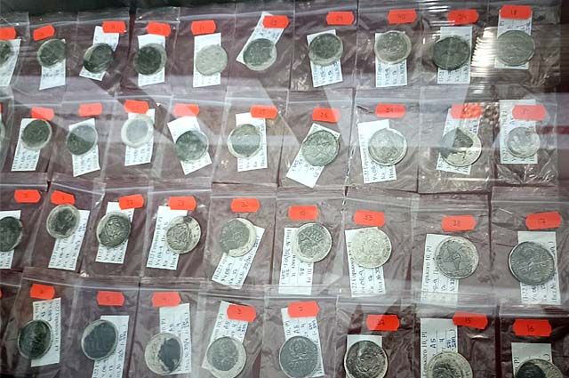 Серебряные монеты, найденные в центре города, передали Пермскому краеведческому музею. 