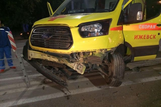 В Ижевске в ДТП с автомобилем скорой помощи пострадали 4 человека