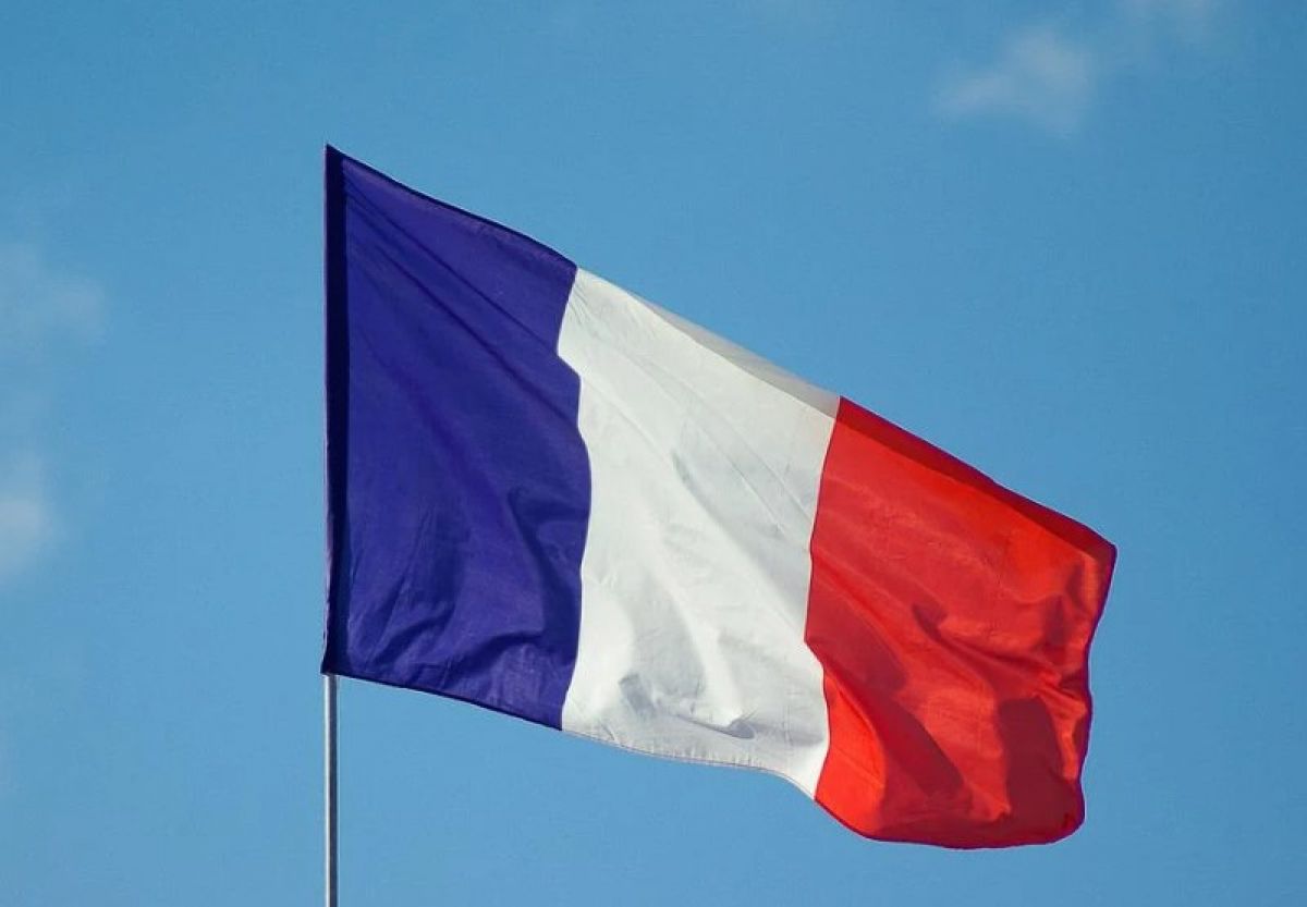 Французский озвучить. Флаг Франции и России. Франция политика. Сотрудничество Франции. Красное Знамя во Франции.