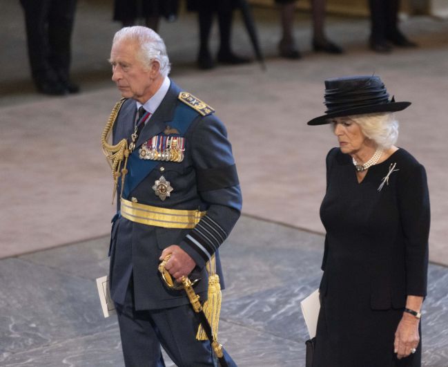 Король Великобритании Карла III и его супруга Камилла на церемонии прощания с Елизаветой II в Вестминстер-холле