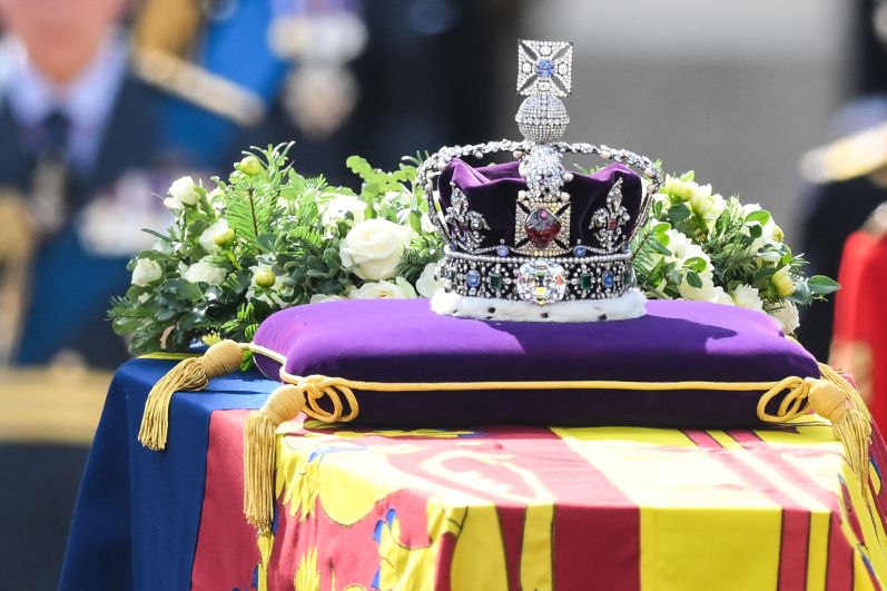Траурное шествие с гробом королевы Елизаветы II из Букингемского дворца в Вестминстер