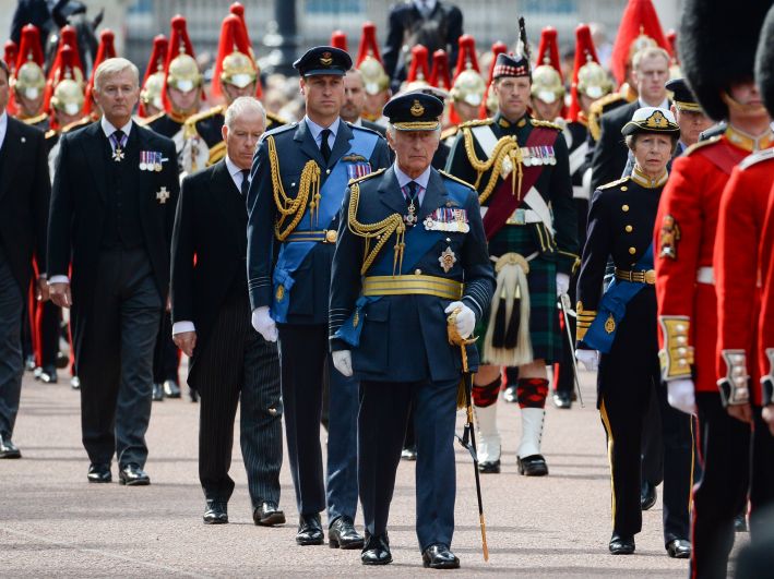 Принц Уильям, король Великобритании Карл III, принцесса Анна (слева направо) во время траурной процессии